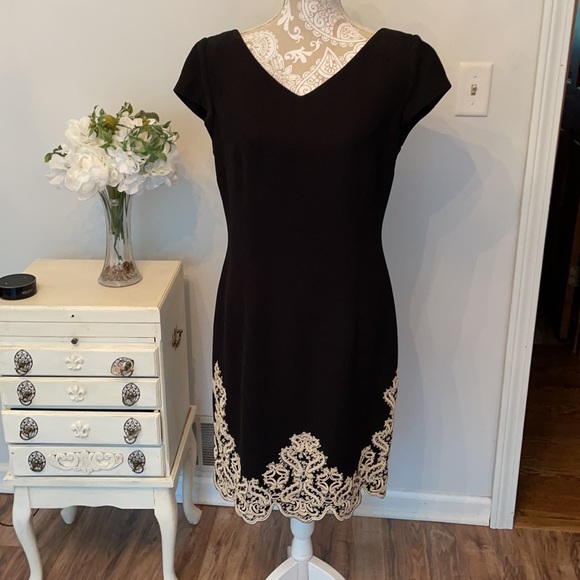 Maggy London Dresses & Skirts - Maggie London black sheath dress